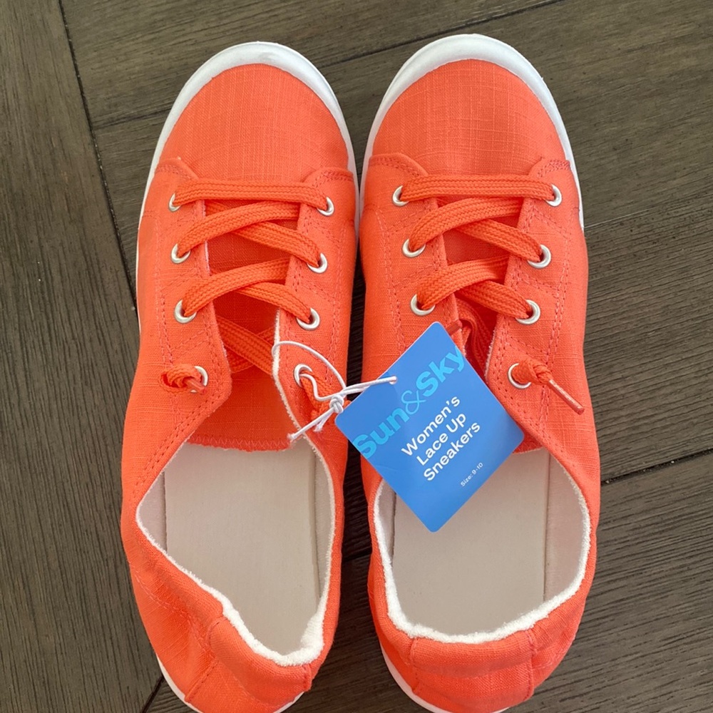 Women’s size 9/10 coral/orange lace up sneakers. Brand new with tag.